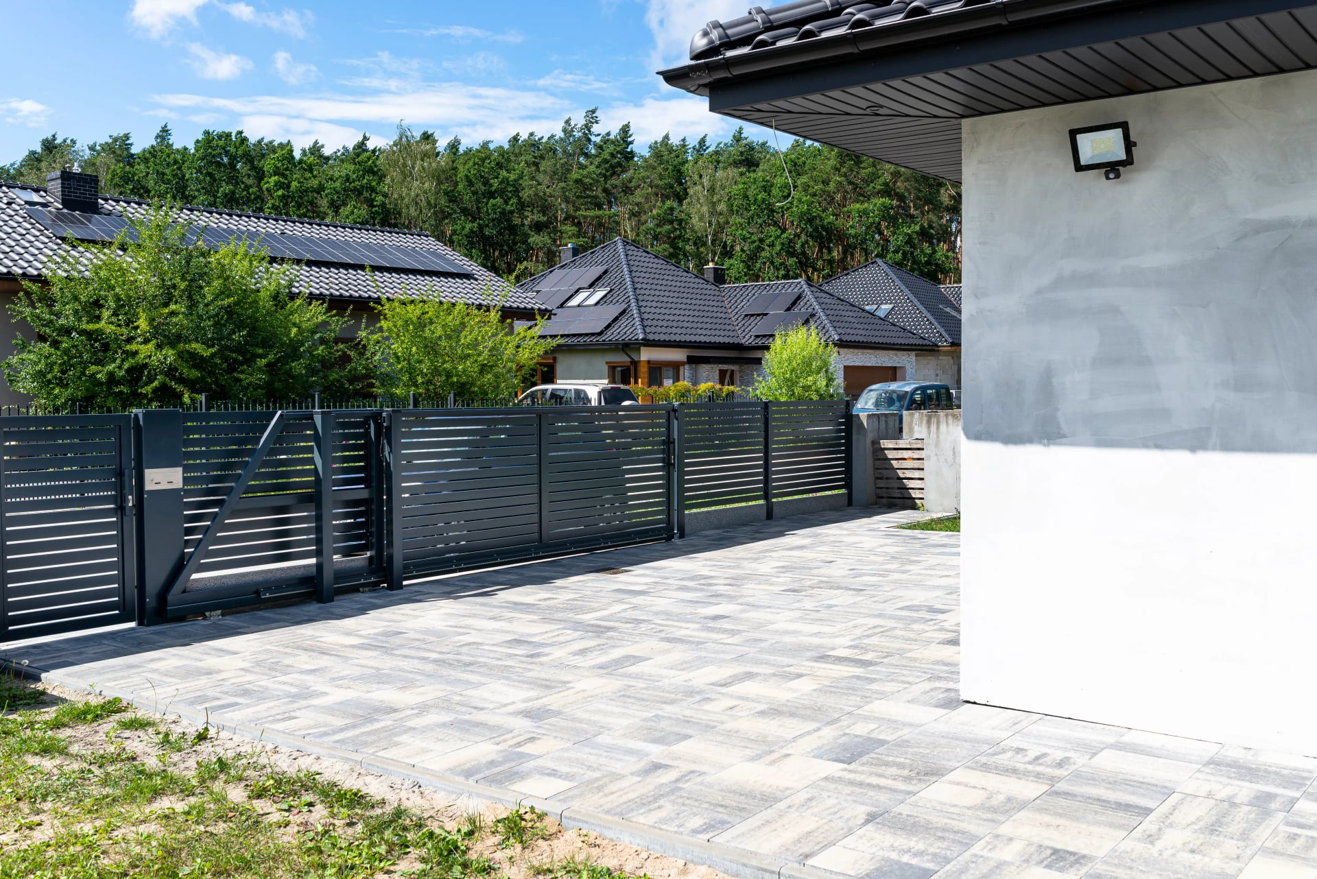 Vue sur un portail aluminium complet