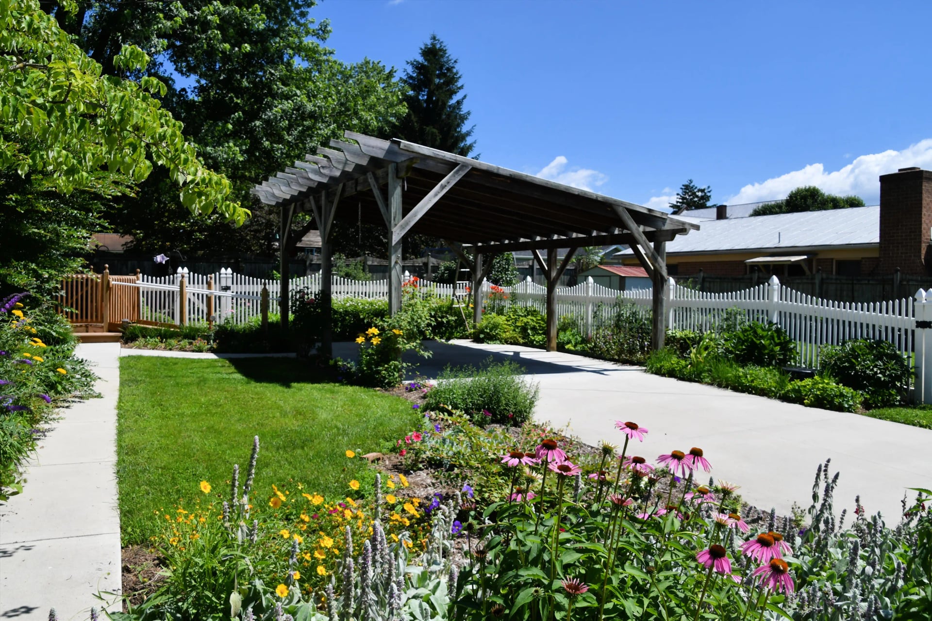 Image d'illustration : Installer un carport sans autorisation : Est-ce possible en 2025 ?